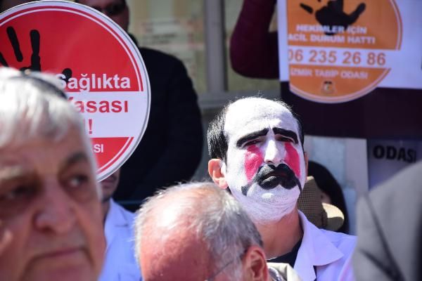İzmir'de doktorlar meslektaşlarına yapılan saldırıyı kınadı