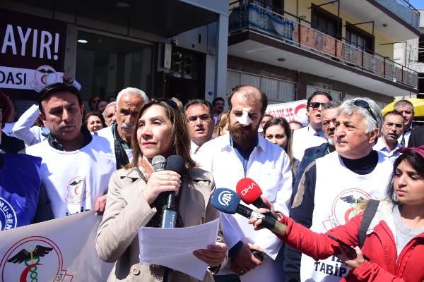 İzmir'de doktorlar meslektaşlarına yapılan saldırıyı kınadı